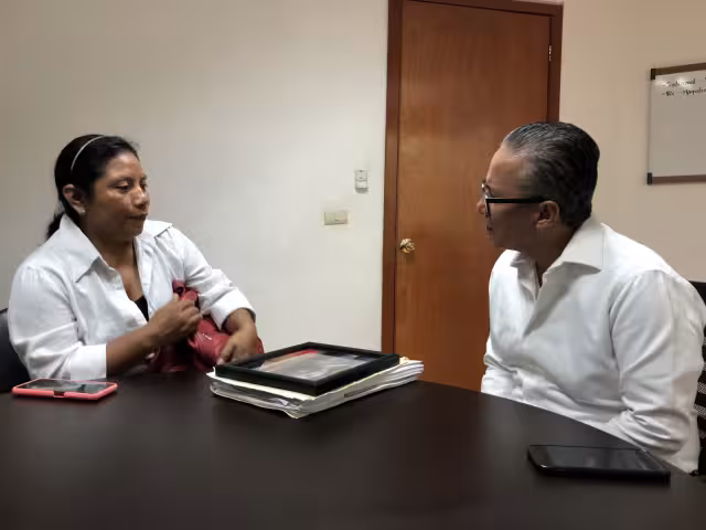 El Fiscal General recibió a María Dolores Patrón Pat, madre de la chica extraviada.