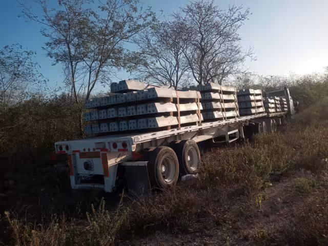 El camión pesado terminó fuera del camino, tras impactarse