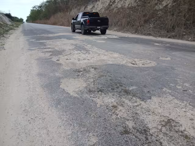 Conductores denuncian mal estado de carretera en Escárcega.