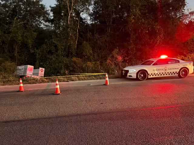 La unidad del occiso quedó fuera de la carretera, sobre la maleza.