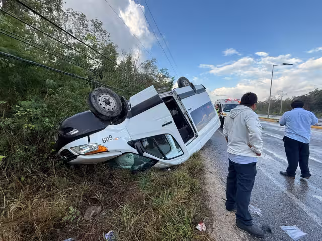El conductor de la camioneta perdió el control del vehículo, presuntamente a causa del pavimento mojado.