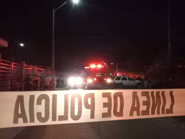 Una vivienda construida en su mayoría con láminas de cartón se estaba quemando