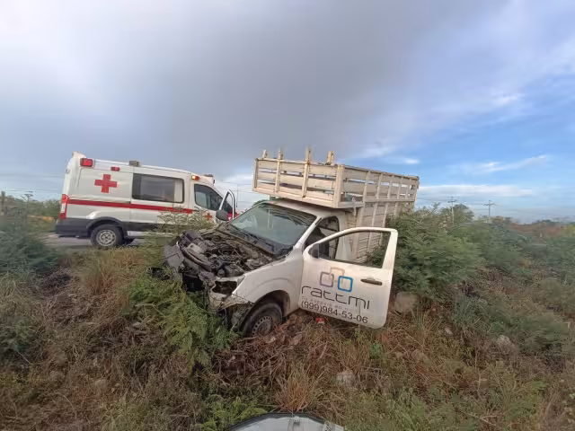 El frente de la camioneta de una empresa maderera quedó destrozado