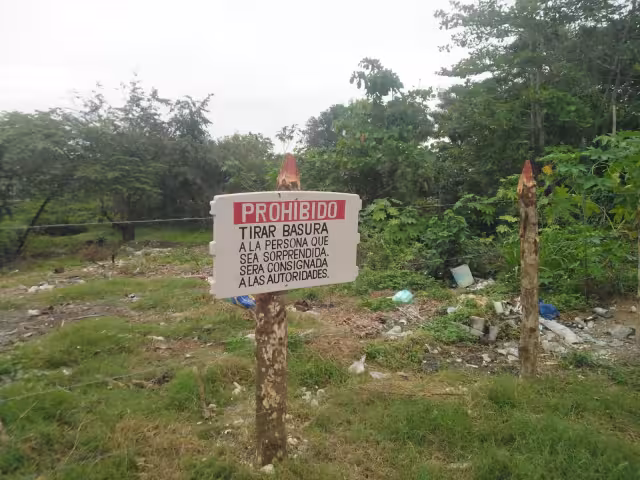 El área donde antes se extraía material para construcción, incluso lo han convertido en un basurero de naturaleza ilegal.