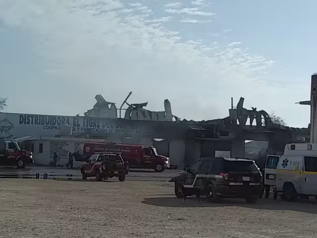 El incendio se registró poco después de la 23:00 horas en la calle 199 entre 48 y 50 de la colonia Plan de Ayala Sur