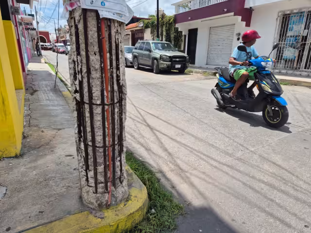 Ciudadanos alertan sobre el deterioro de un poste de la CFE en el Centro de Champotón.