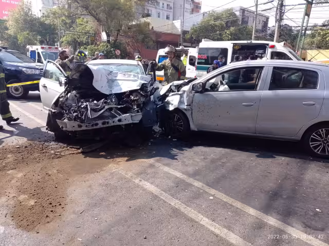 El autobús de pasajeros se impactó contra un poste y una señalización vial de la Avenida Popocatépetl en la colonia Portales Norte