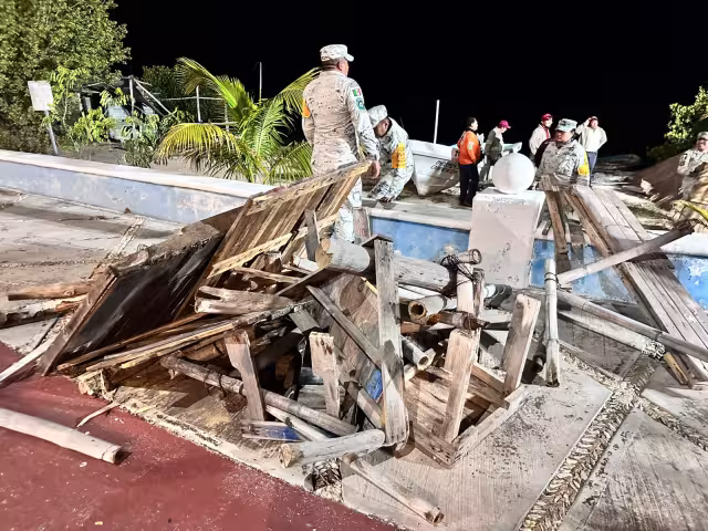 Autoridades desalojan invasión en zona federal de playa en Camino Real, Campeche.