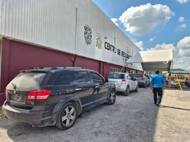 Filas avanzan rápido en canje de placas con modalidad “Paga en tu Auto”