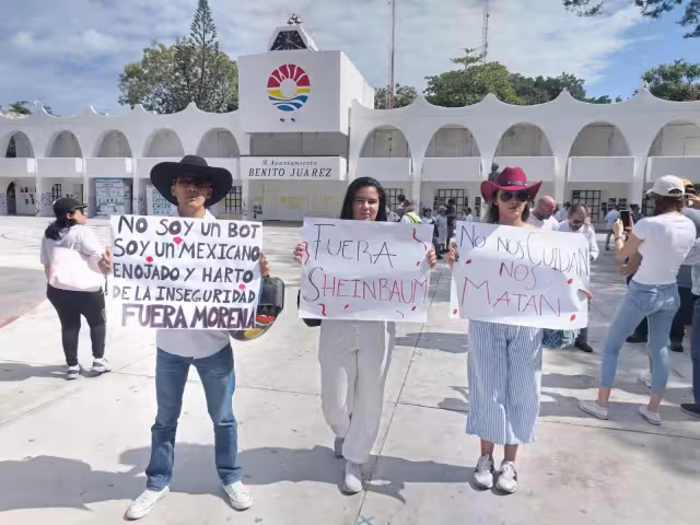 La primera marcha de la “Generación Z” en Cancún reunió a unas 100 personas.