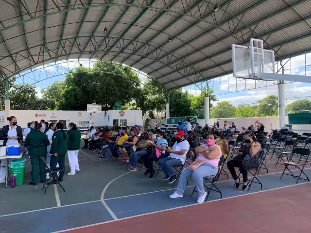 La sede de vacunación de la Unidad Deportiva 'Jacinto Canek' en Cancún tuvo buena fluencia de maestros
