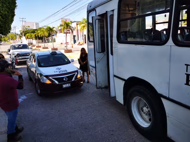 Camión de la ruta Zoológico y taxi se impactan lateralmente en Campeche