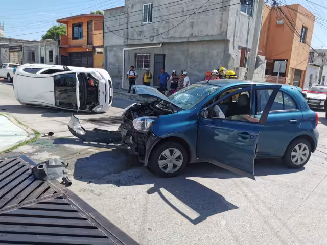 Los conductores de ambos autos terminaron heridos y con golpes