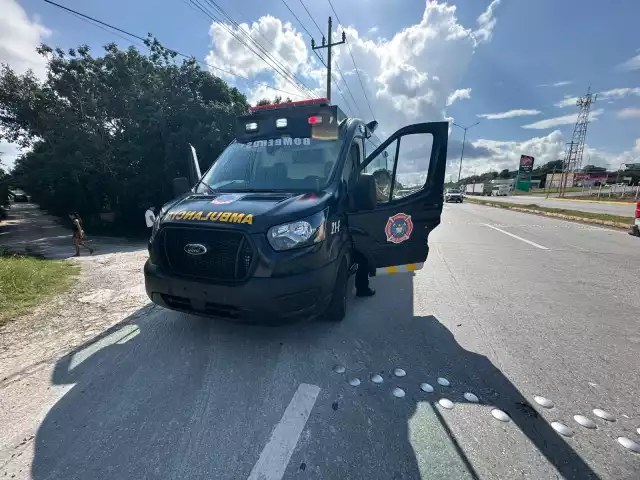 Una ambulancia respondió al llamado y los paramédicos entraron en acción.