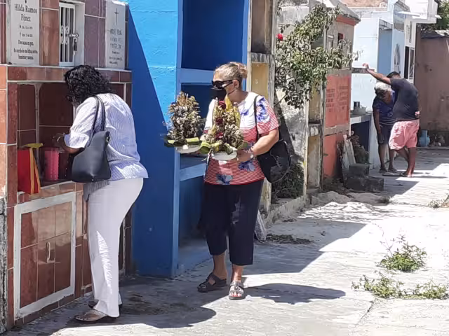 Los familiares llegaron con arreglos florales para las fallecidas
