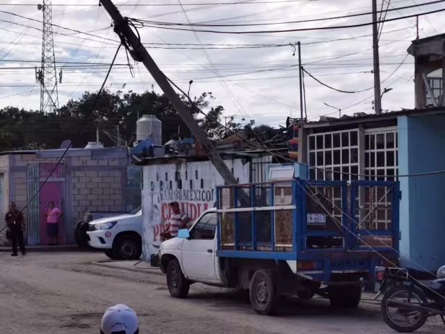 Protección Civil acordonó la zona mientras el conductor reportaba el incidente a su seguro