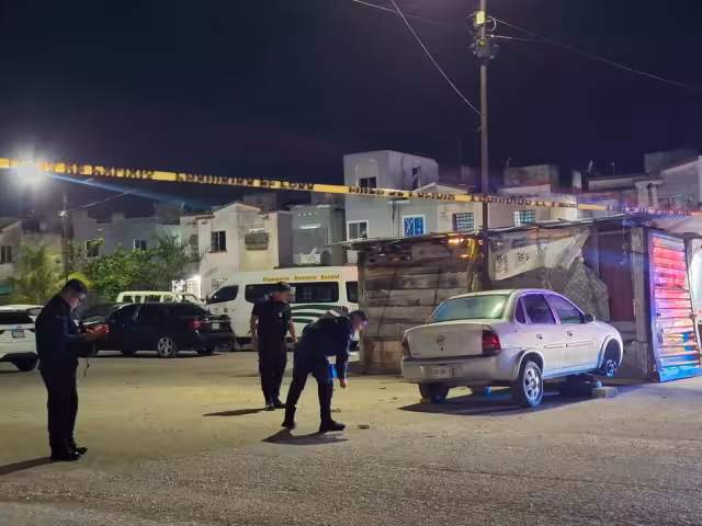 Elementos de la Fiscalía llegaron al lugar para levantar indicios.