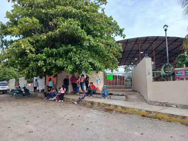 Por segundo día, padres de familia tomaron la primaria Juan Escutia en Escárcega, Campeche.
