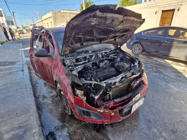 Carro arde en llamas en el centro de Progreso