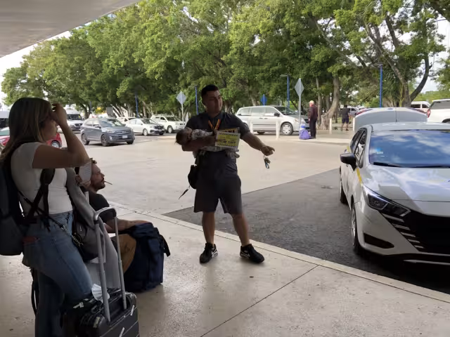 Expresaron que a pesar del ruido que hay en la terminal, el crío continúa durmiendo