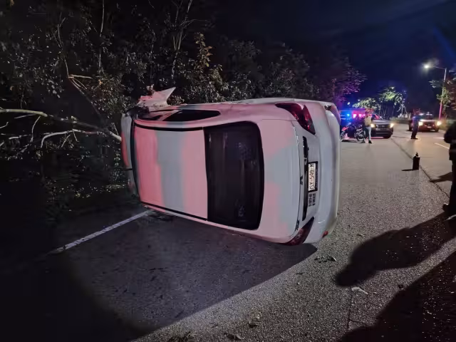 Una conductora perdió el control de su automóvil durante la madrugada en la avenida Químico Pastrana, en la zona continental de Isla Mujeres.