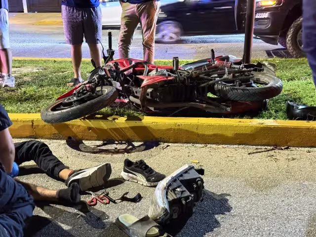 Uno de los heridos presentó posible fractura de clavícula, mientras otro resultó con lesiones menores en el brazo derecho