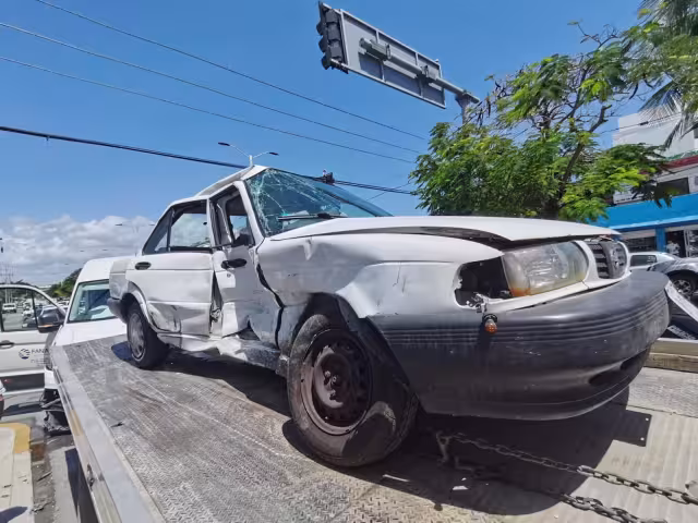 El dueño del Tsuru fue detenido por elementos de Tránsito de Playa del Carmen tras causar un accidente vial en el Centro de la ciudad