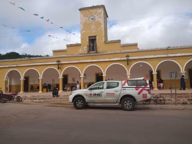 El agredido se encontraba sentado cuando el Edil de Bolonchén, junto a su esposa, intentaron golpearlo