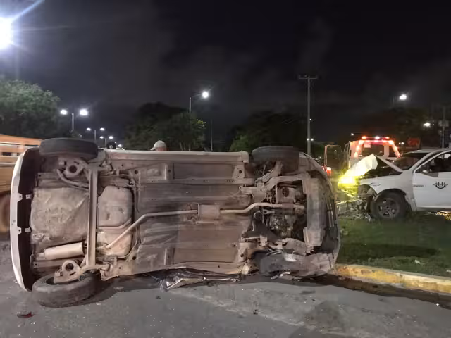 El auto compacto terminó volcado