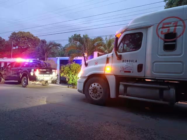 Tráiler tira postes de luz  y causa apagón en Halachó