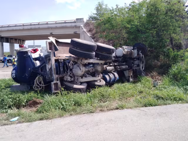 Al tomar la curva el camión revolvedora volcó