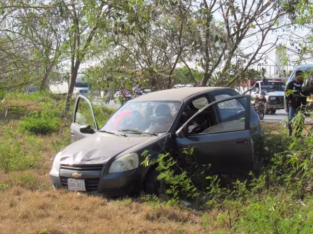 Las autoridades y paramédicos acudieron al lugar de los hechos para realizar los procedimientos pertinentes