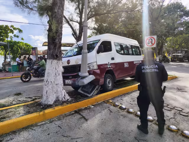 Una combi colectiva chocó contra una luminaria en la colonia Puntilla, Ciudad del Carmen.