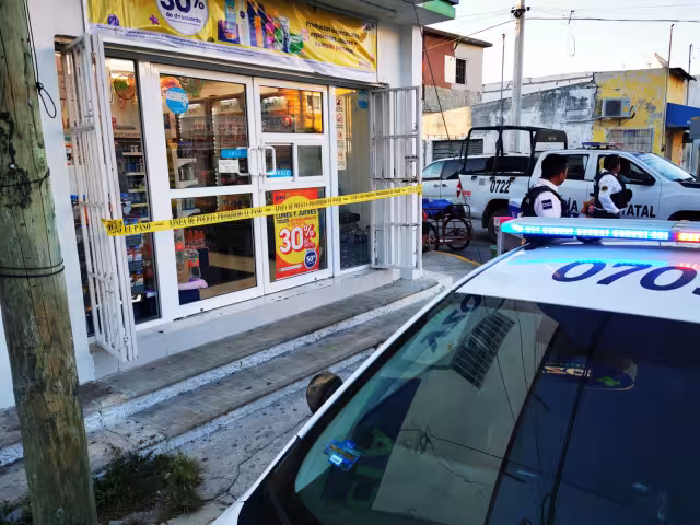 Asalto en farmacia Yza moviliza a corporaciones policiacas en Ciudad del Carmen