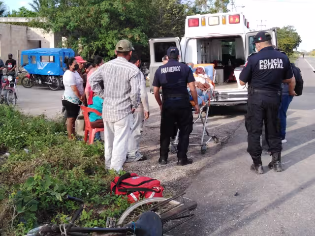 El ciclista tuvo que ser atendido por los golpes