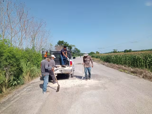 Habitantes de Yohaltún, Chilam Balam y Chaccheito bachearon tramos carreteros rumbo a Felipe Carrillo Puerto.