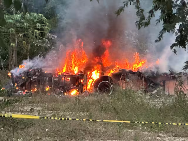 Elementos del Heroico Cuerpo de Bomberos combatieron el incendio.