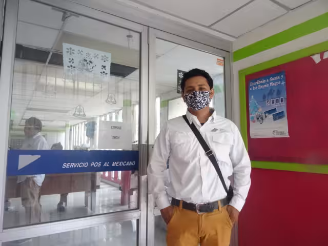 Carlos Ruiz Fernández, cartero del puerto.