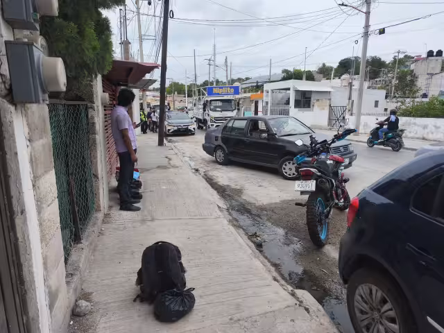 Adulto mayor es atropellado por motocicleta en carretera antigua a Mérida.