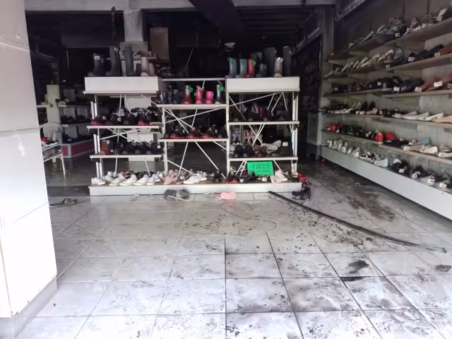 Un vecino que se encontraba durmiendo arriba sintió calor, por lo que pidió apoyo a los bomberos