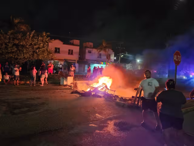 Los vecinos bloquearon la avenida 20 de noviembre.