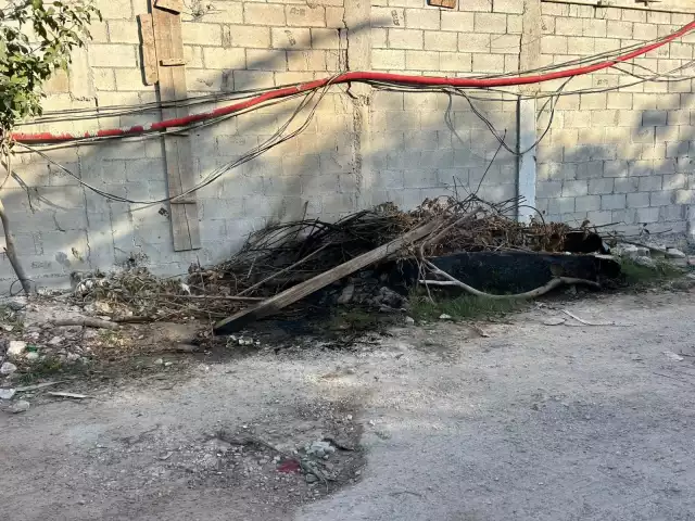 Sujetos llegaron al sitio alrededor de las 2:00 horas, portando una caja, la cual presuntamente abandonaron en el punto