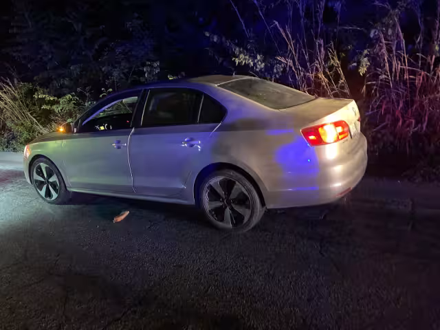 Elementos de la SPSC detuvieron en Escárcega a dos hombres de la Ciudad de México y recuperaron un Volkswagen Jetta robado con violencia