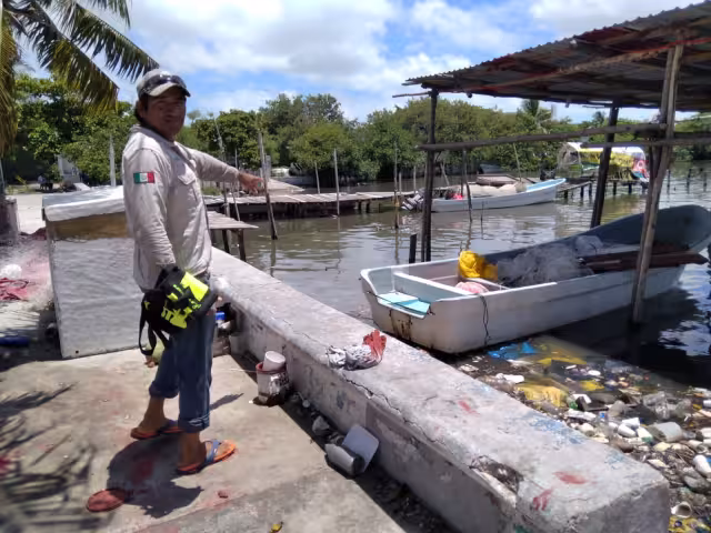 Uno de los afectados muestra el bote que fue despojado del motor en el que fueron hallados las víctimas de robo