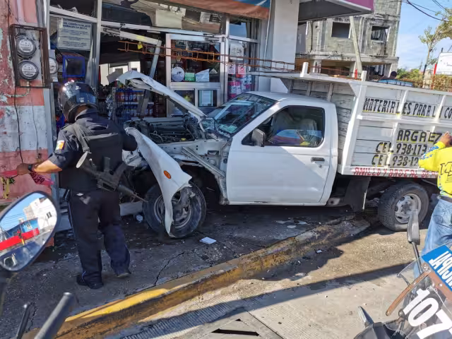 El choque causó importantes daños económicos danto del vehículo, como en la farmacia