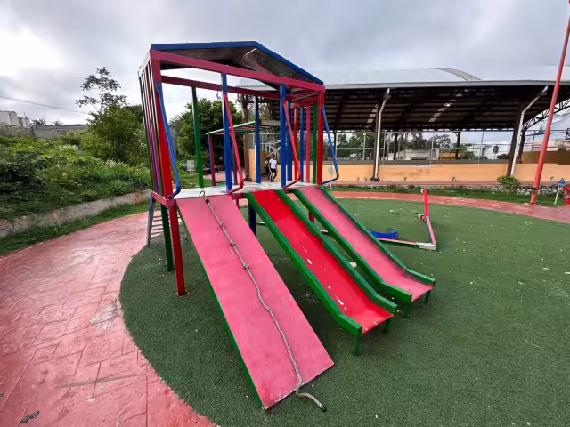 Destrozan juegos infantiles y pista recreativa en parque de Lerma