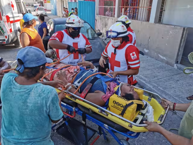 El hombre fue llevado de urgencias al hospital por paramédicos de la Cruz Roja