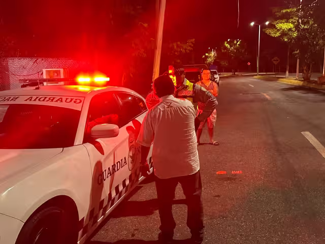 Ciudadanos que viajaban en un camión turístico fueron retenidos por la Guardia Nacional en la autopista Campeche-Champotón
