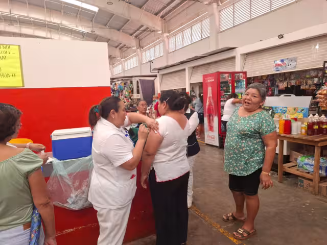 Llevan jornada de vacunación al mercado municipal de Hecelchakán