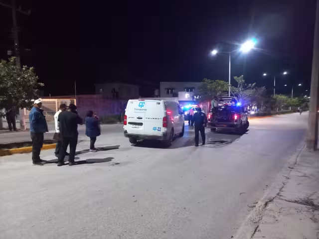 Elementos policiacos llegaron al lugar de los hechos para auxiliar a los involucrados.